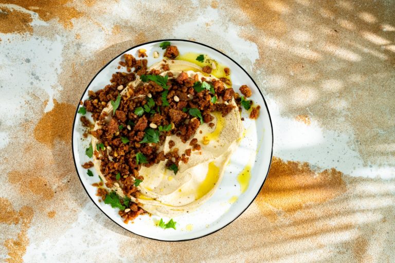 Hummus with mince and pine nuts