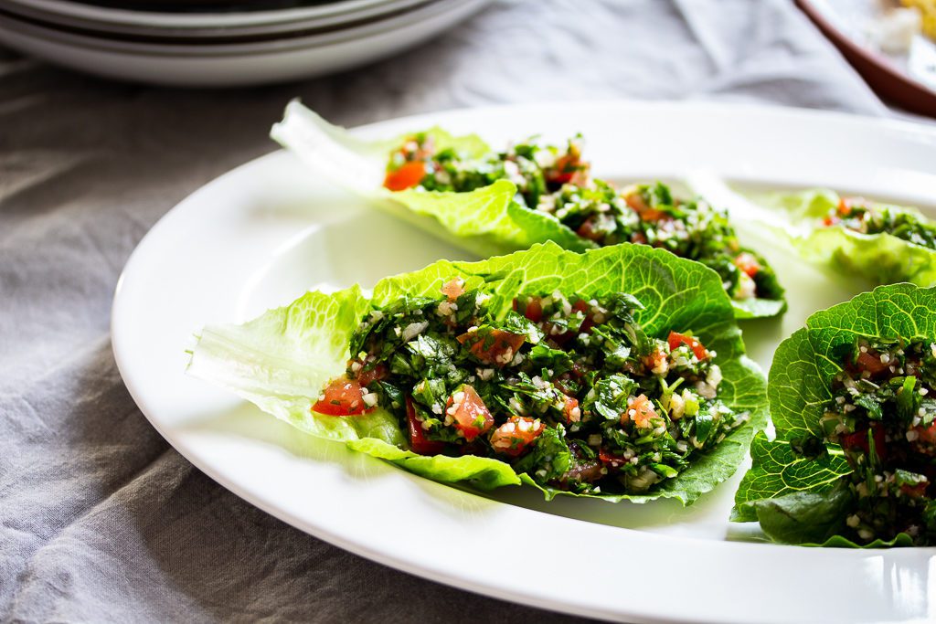 Tabouleh-Salat serviert in einem Romana-Salatblatt