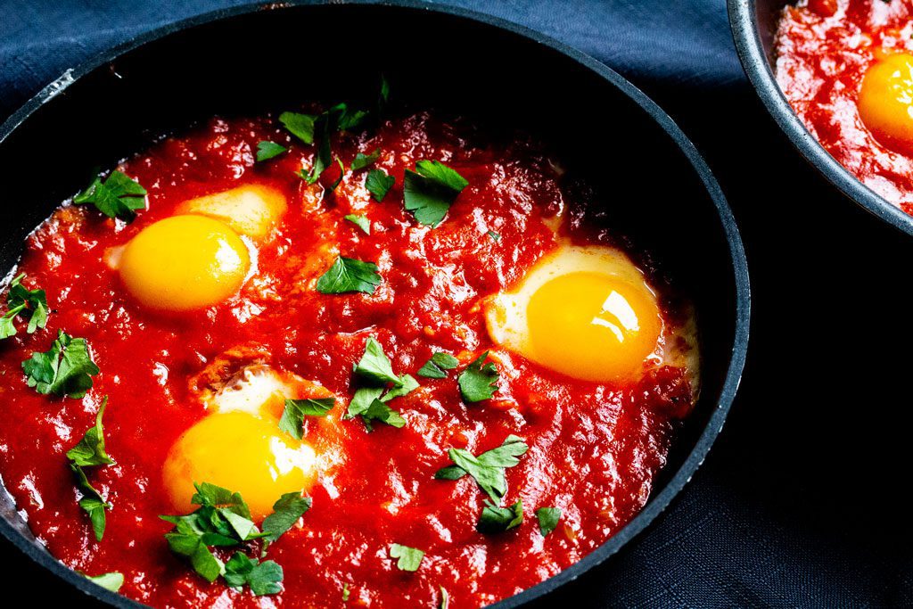 Shakshuka ist in einer Pfanne angerichtet.