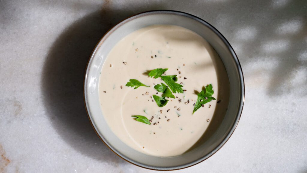 Tahini Sauce in einer Schüssel.