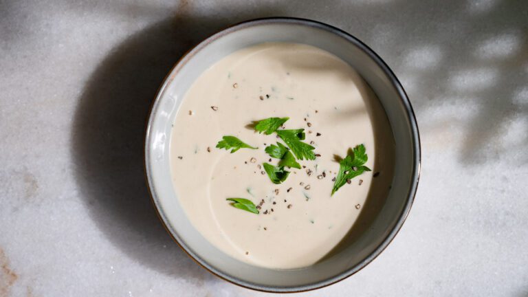 Sauce tahini dans un bol.