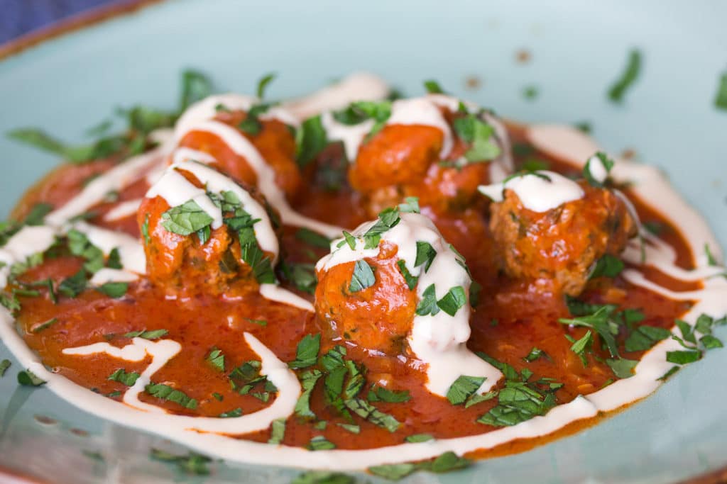 Kafta in Tomatensauce in einem tiefen Teller serviert.