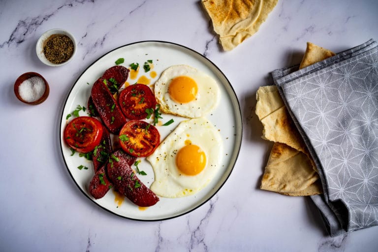 Sucuk con huevo frito y tomate