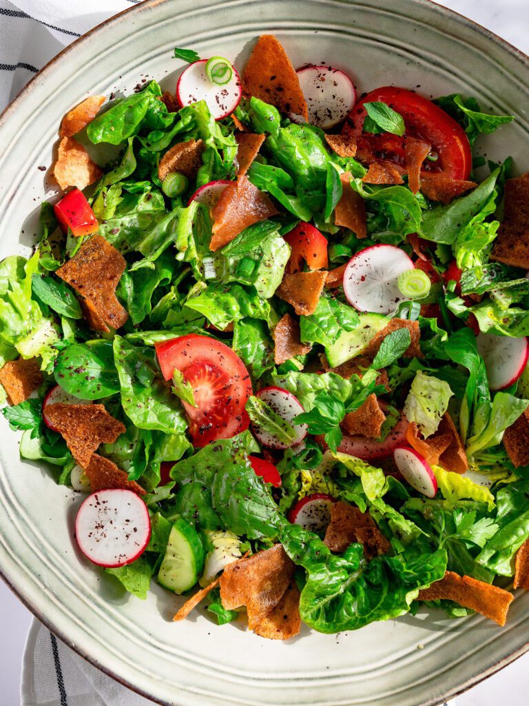 Fattoush servi dans un bol.