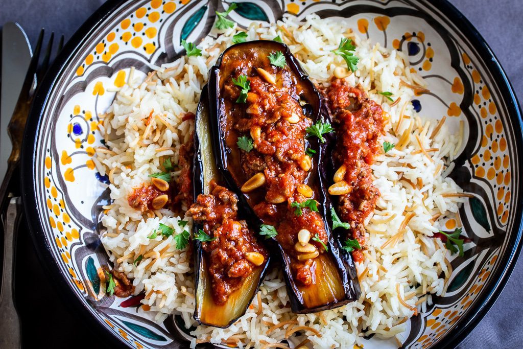 Aubergine Hackragout Tomatensauce Pinienkerne