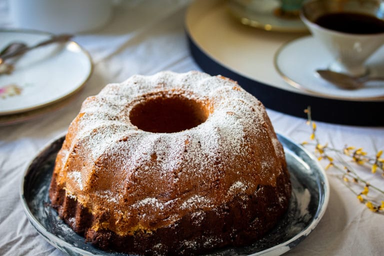 Gâteau marbré au tahini et à la poussière de cardamome