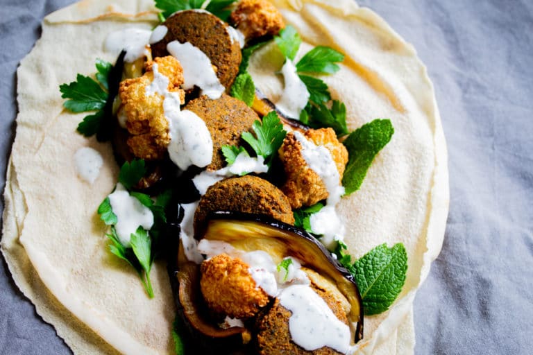 Embrulho de falafel com couve-flor e beringela