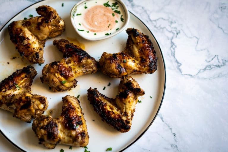 Chicken wings with yoghurt-harissa dip