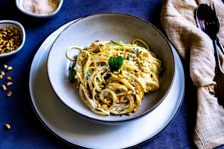 Spaghetti en sauce au yaourt et à la menthe