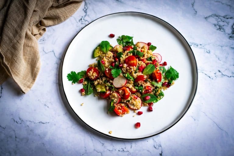 Salade de boulgour servie sur une assiette.