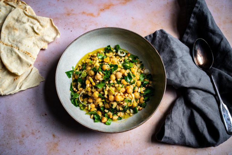 Balilah: Ensalada tibia de garbanzos con piñones tostados