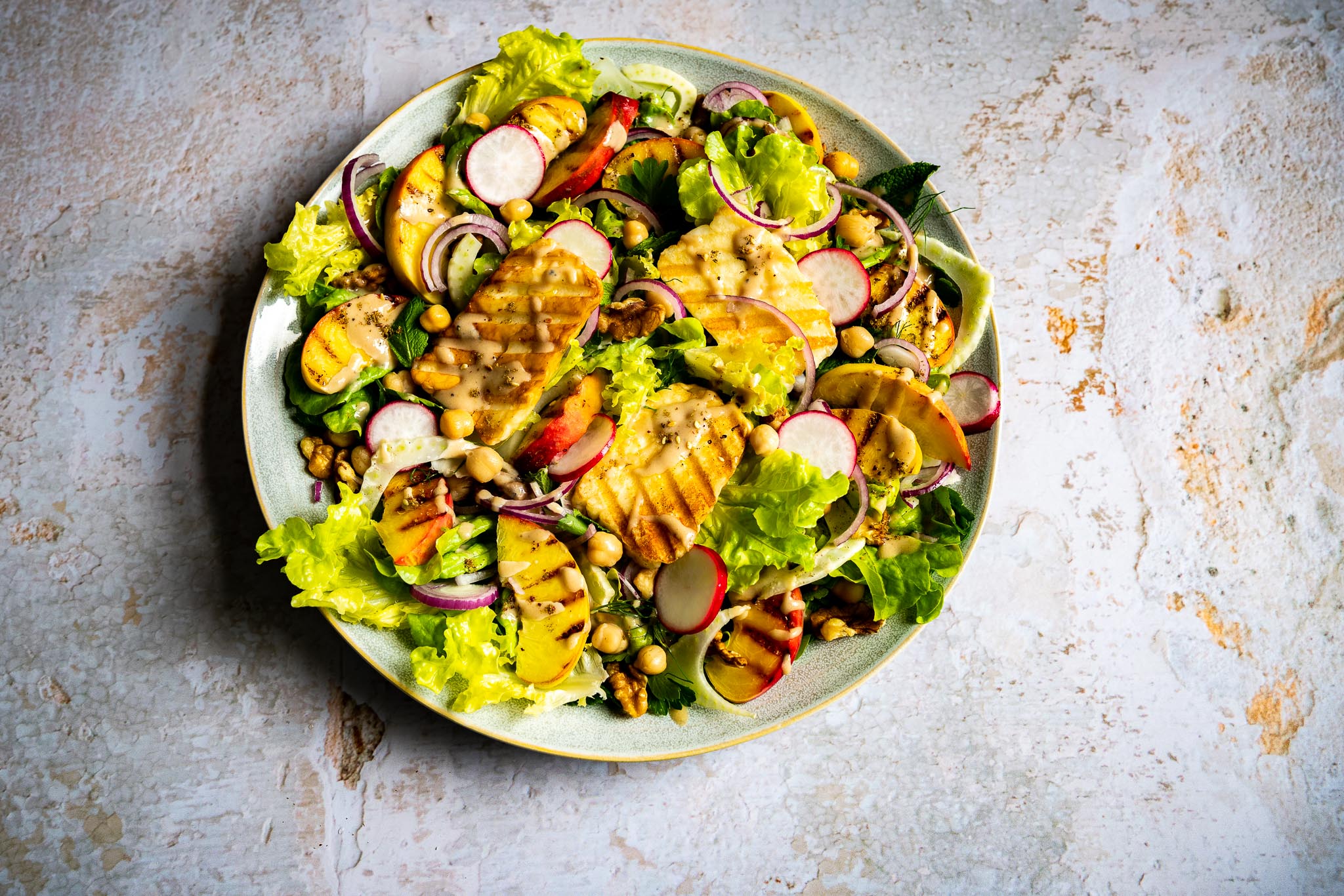 Grillsalat mit Halloumi Pfirsich Tahinicreme