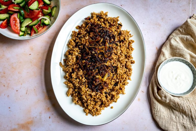 Mudardara: arroz Levantine com lentilhas e cebola frita