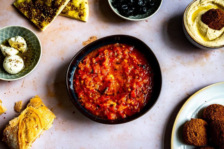 Matbucha (salsa de tomate y menta) servida en un cuenco pequeño.