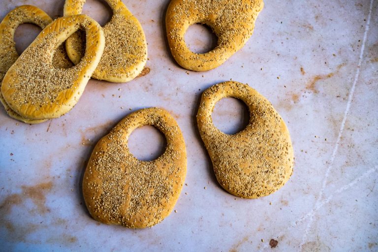 Kaak – Libanesisches Sesambrot liegt verteilt auf einem Tisch.