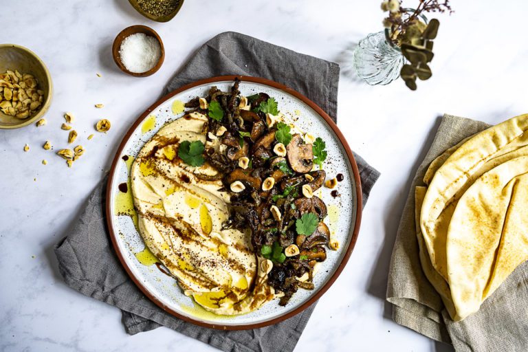 Hummus mit Pilzen und Zwiebeln.