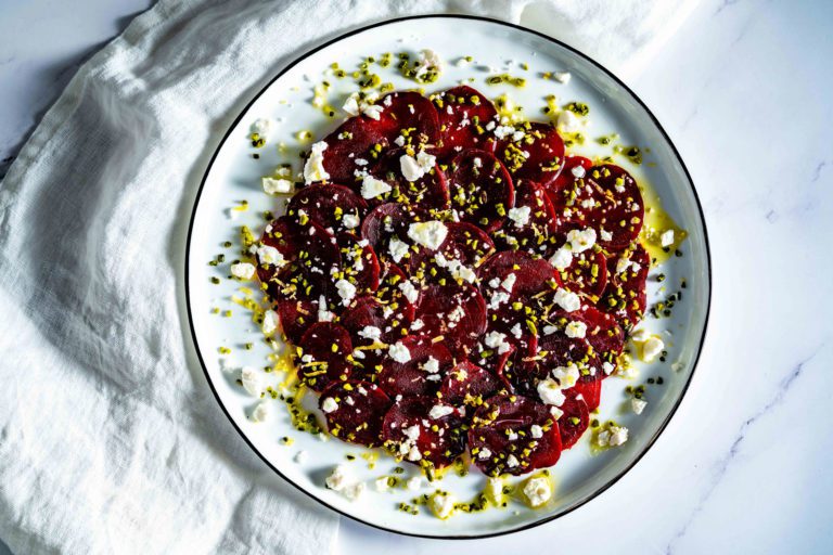 Carpaccio de betteraves rouges avec feta, pistaches et za’atar