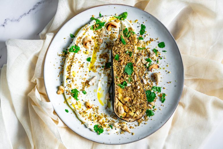 Berenjena al horno sobre labneh con crumble de za’atar