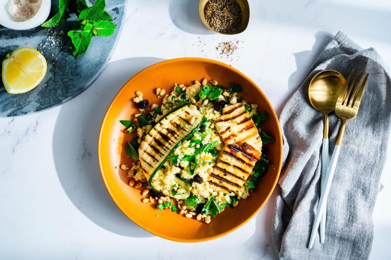 Ensalada de cuscús con halloumi y calabacines