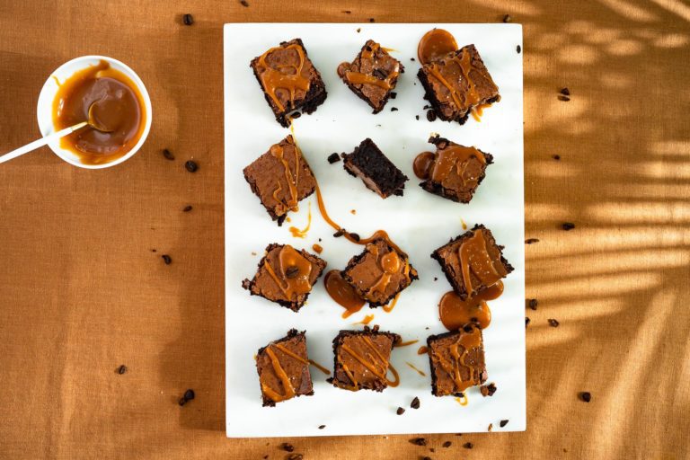 Mokka Brownies mit Kardamom und salted Tahini Karamell