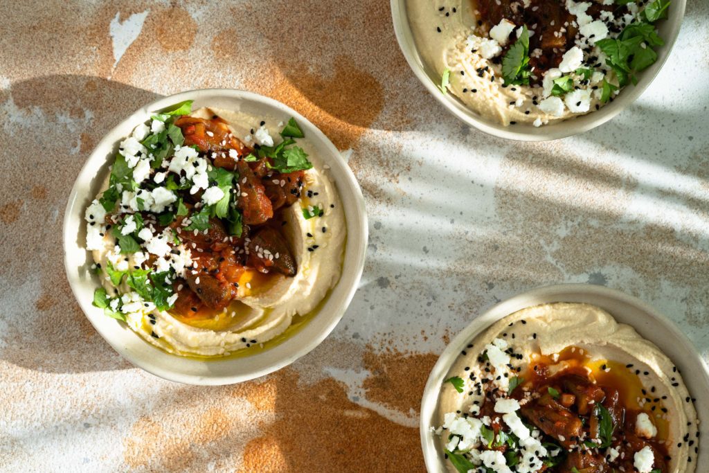 Hummus mit Okra in Tomatensauce Bamyeh bzeit