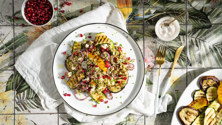 Freekeh Salat mit Grillgemüse auf einem weißen Teller.