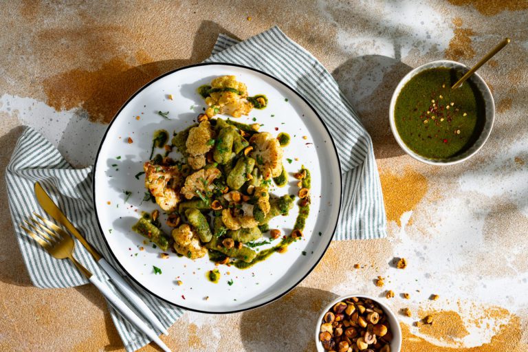 Gnocchi de lentejas con coliflor asada y zhug