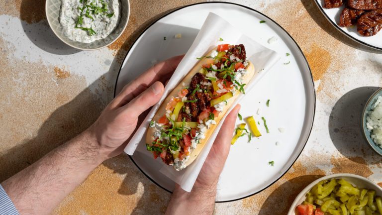 Perrito caliente con mayonesa de zumaque y cilantro