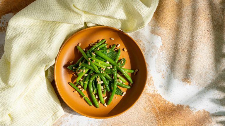 Salada de feijão morno com pinhões