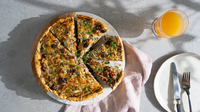 Zwiebelkuchen mit Sumach und Rosinen