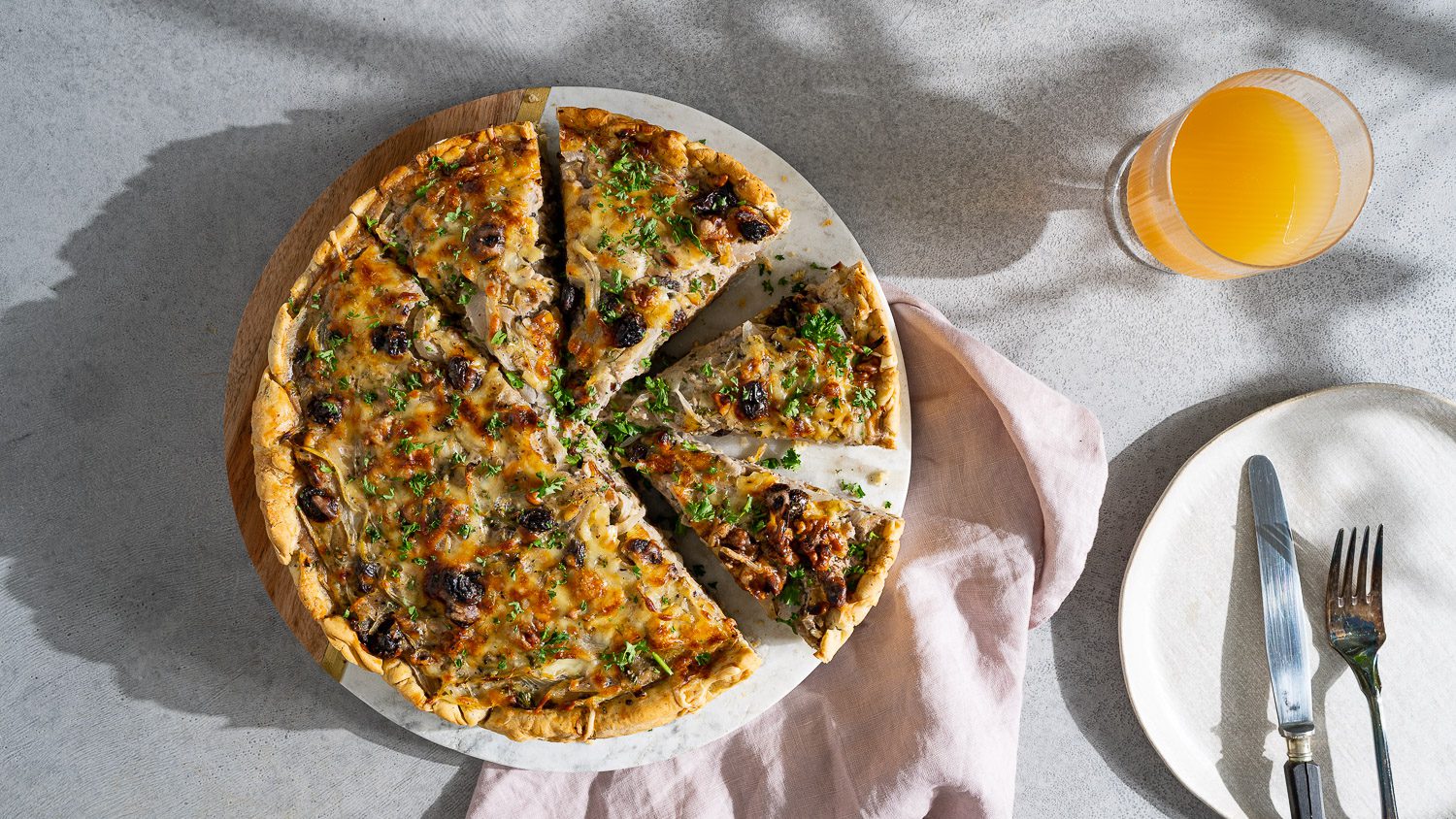 Zwiebelkuchen mit Sumach und Rosinen