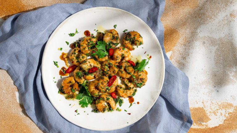 Poêlée de crevettes à la grenade et à la coriandre