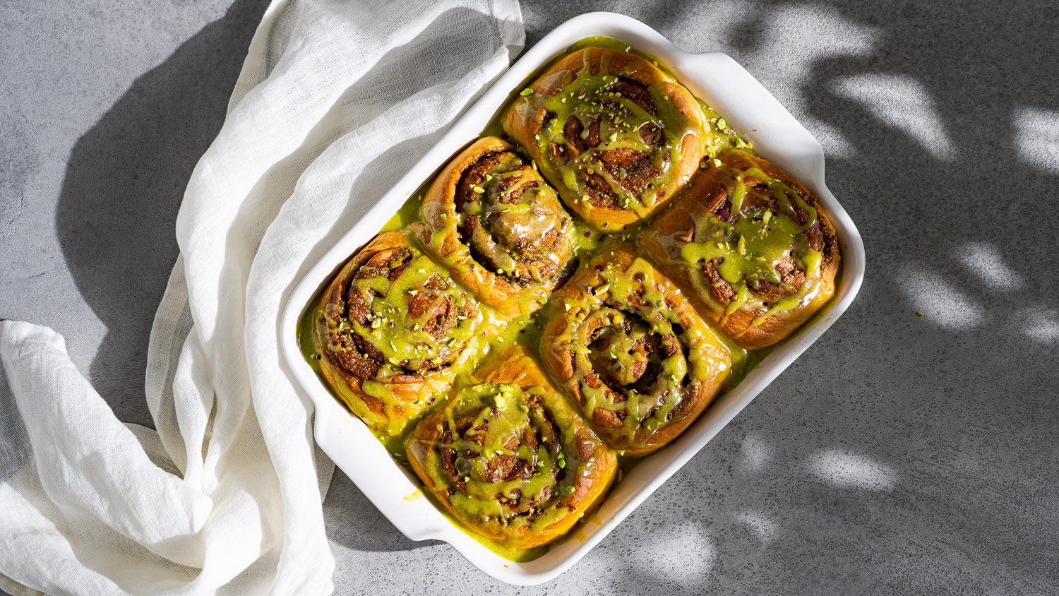 Zimtschnecken mit Pistazien in einer Auflaufform