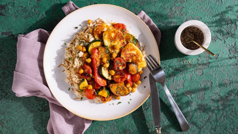 Poêlée de légumes avec pois chiches et halloumi