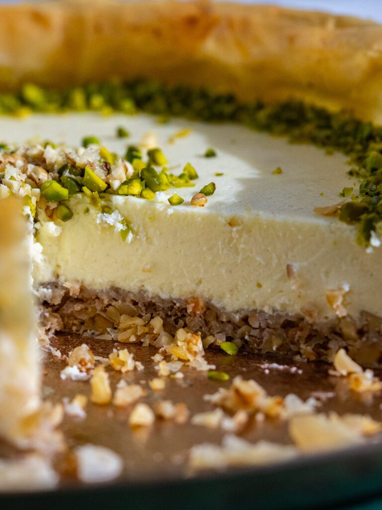 Baklava Cheesecake angeschnitten auf einem Teller.