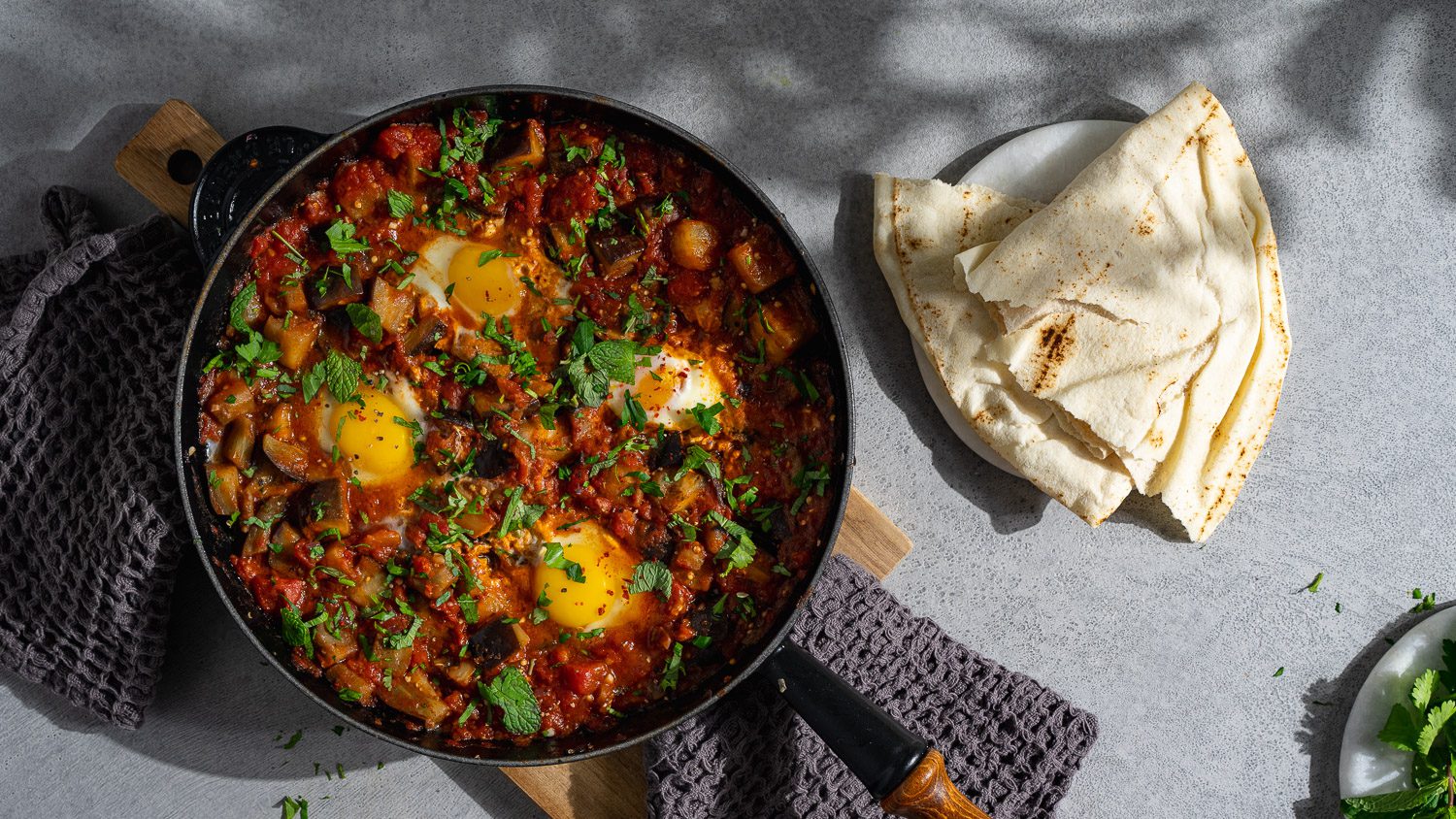 Auberginen Shakshuka in einer Pfanne angerichtet