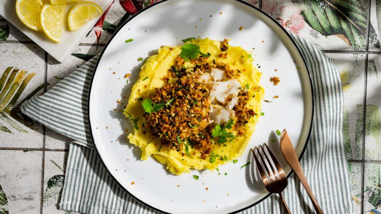 Filete de bacalao al horno con costra de limón y cilantro sobre puré de patata y ajo