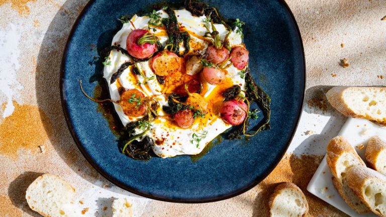 Radis frits à la harissa sur labneh