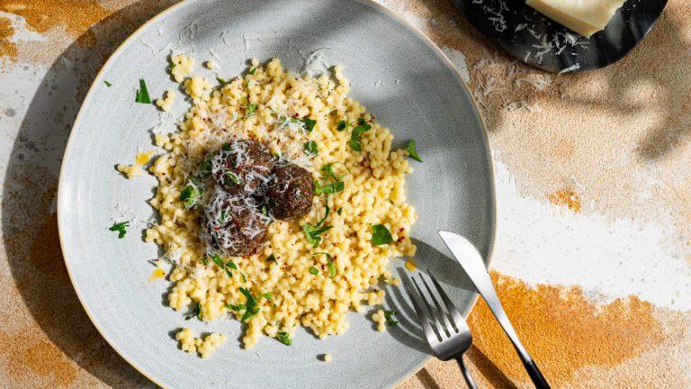 Cuscús perlado de queso con kafta y mantequilla de guindilla