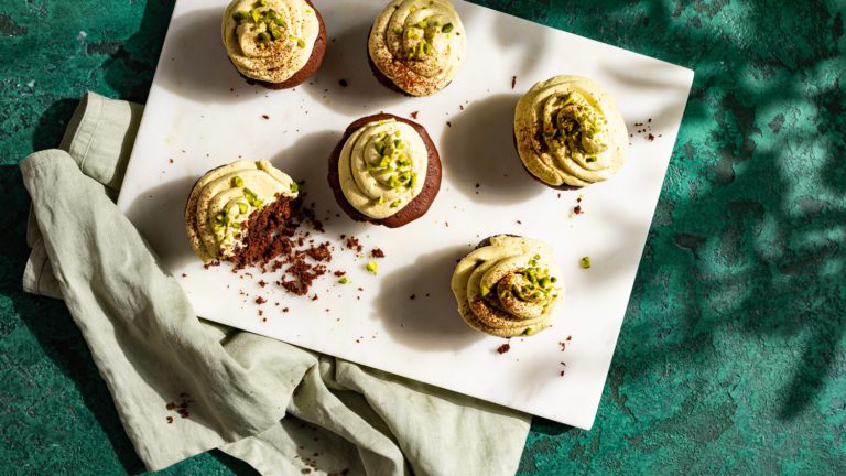 Magdalenas de chocolate con crema de pistacho