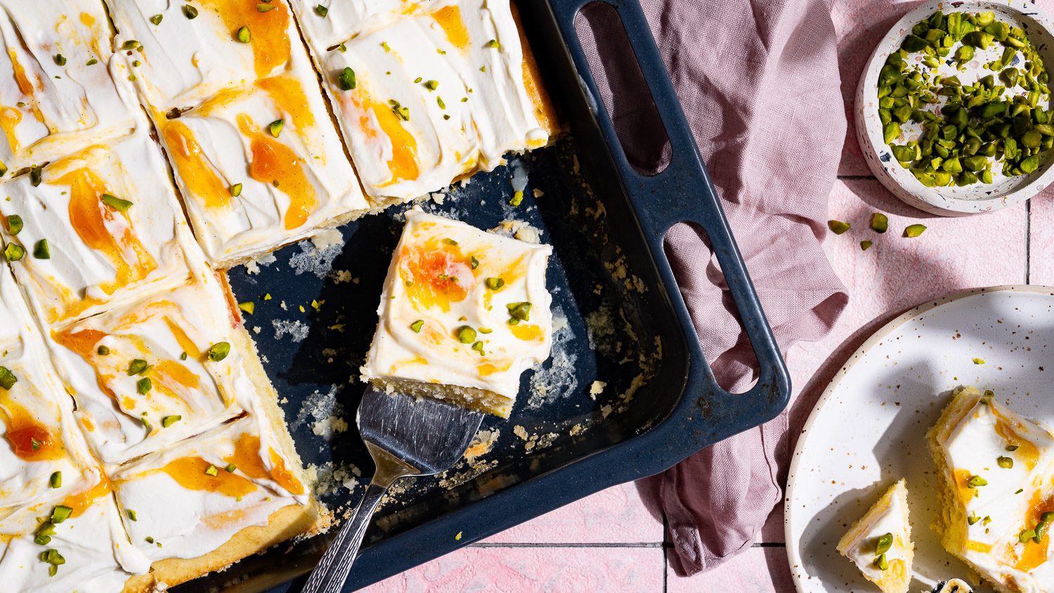 Aprikosenkuchen vom Blech in Stücke geschnitten.