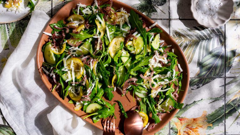 Salade de roquette avec halloumi râpé