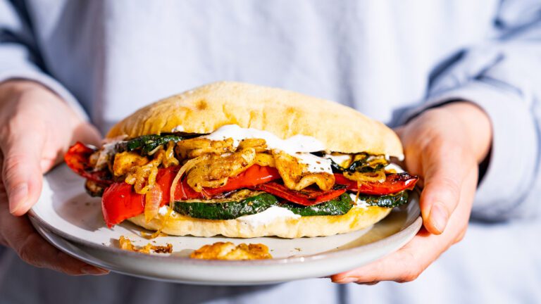 Pita de halloumi con verduras a la parrilla y salsa de yogur