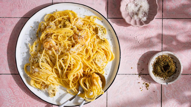 Harissa Lemon Pasta mit Besteck auf einem Teller serviert.