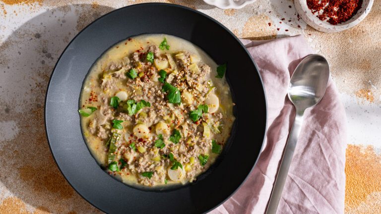 Soupe de poireaux au tahini avec viande hachée