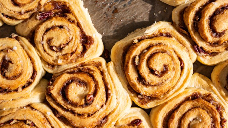 Pain perdu végétalien à la cannelle et aux noix de pécan