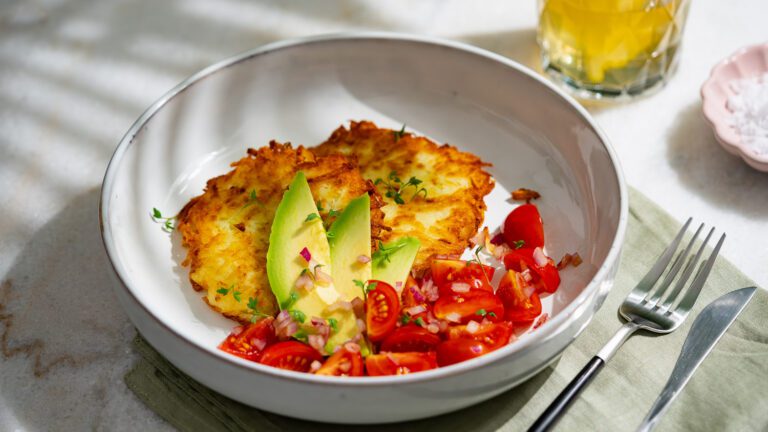 Latkes com salada de tomate