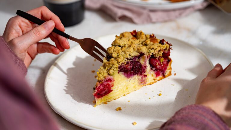 Bolo de ameixa com crumble