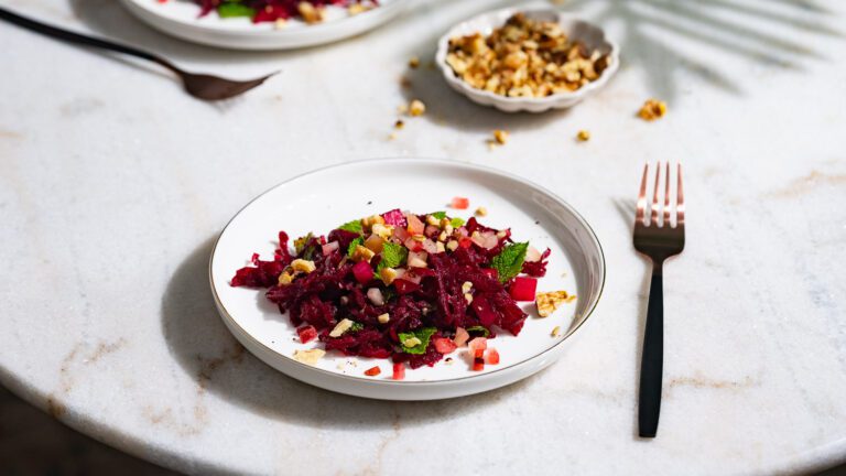 Salade de betteraves rouges aux noix et aux pruneaux