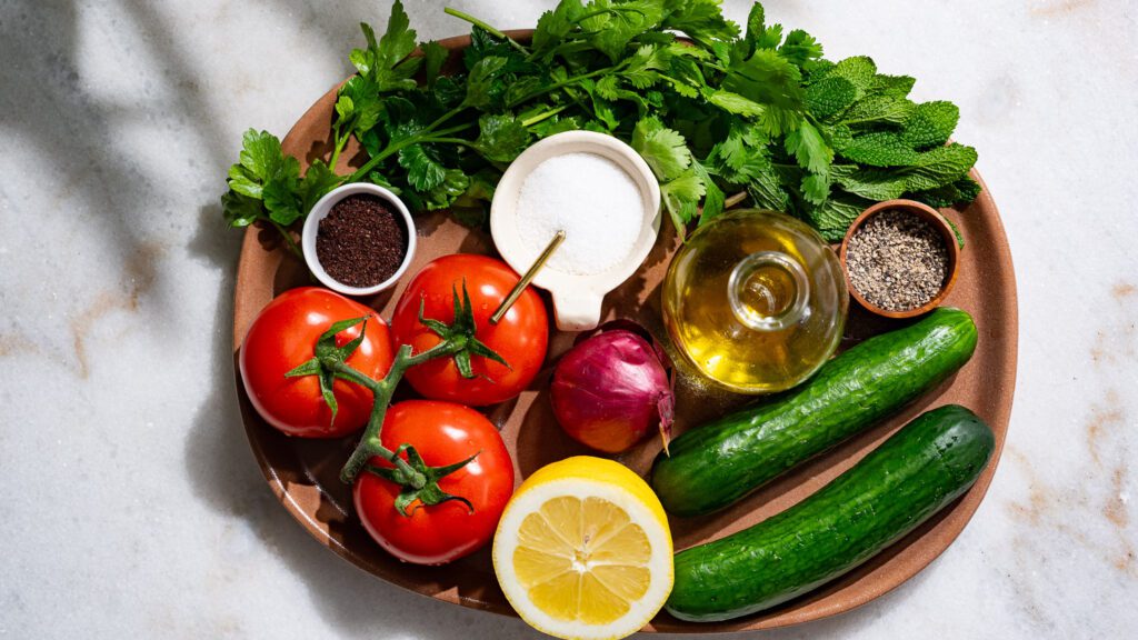 Coloca todos los ingredientes de la ensalada en un plato.